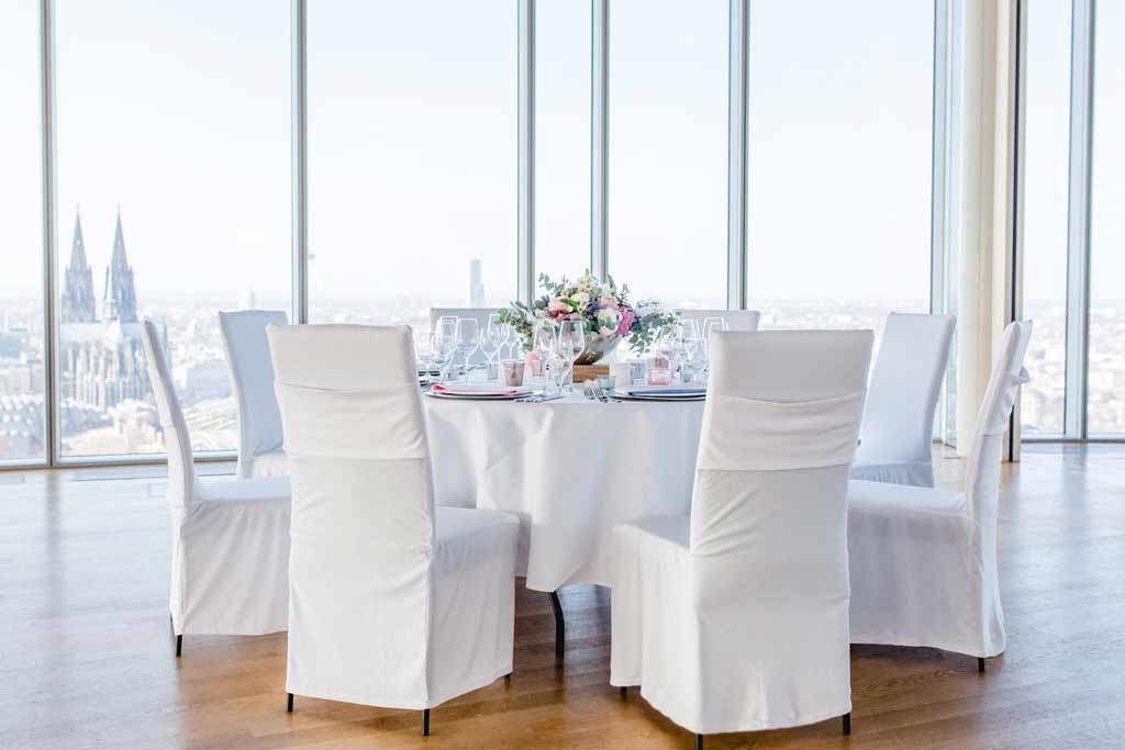 Hochzeit und Trauung in der Eventlocation KÖLNSKY über Köln