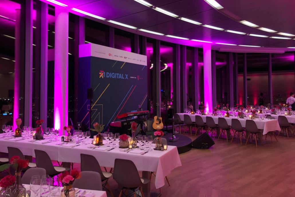 Festlich gedeckte Tafel in der Eventlocation KÖLNSKY